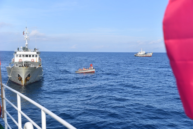 Vùng 2 Hải quân hoàn thành xuất sắc nhiệm vụ bầu cử sớm giữa trùng khơi- Ảnh 1.