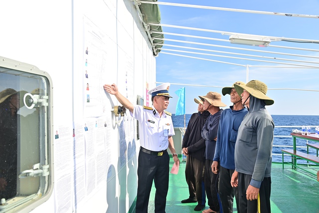 Vùng 2 Hải quân hoàn thành xuất sắc nhiệm vụ bầu cử sớm giữa trùng khơi- Ảnh 2.