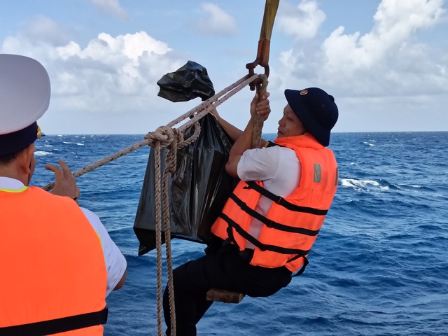 Vùng 2 Hải quân hoàn thành xuất sắc nhiệm vụ bầu cử sớm giữa trùng khơi- Ảnh 3.