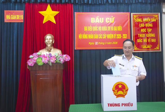 Vùng 2 Hải quân hoàn thành xuất sắc nhiệm vụ bầu cử sớm giữa trùng khơi- Ảnh 4.