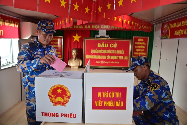 Vùng 2 Hải quân hoàn thành xuất sắc nhiệm vụ bầu cử sớm giữa trùng khơi- Ảnh 5.