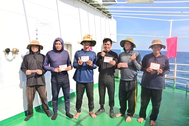 Vùng 2 Hải quân hoàn thành xuất sắc nhiệm vụ bầu cử sớm giữa trùng khơi- Ảnh 8.