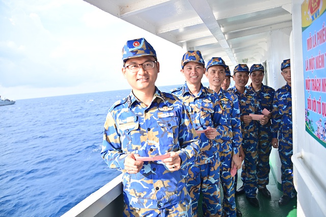 Vùng 2 Hải quân hoàn thành xuất sắc nhiệm vụ bầu cử sớm giữa trùng khơi- Ảnh 9.