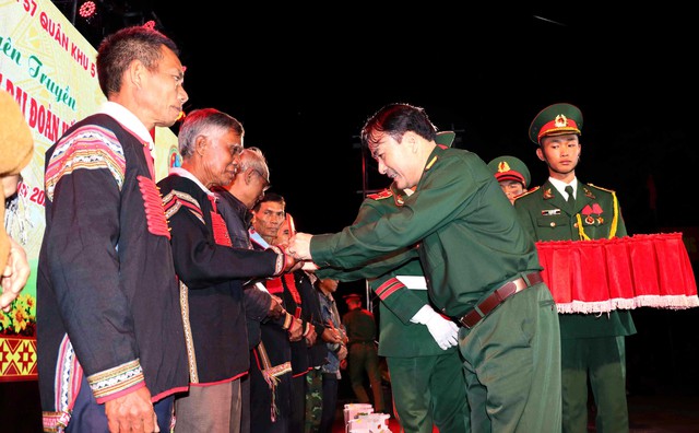 “Màu áo lính” hòa cùng ngày hội non sông- Ảnh 1. “Màu áo lính” hòa cùng ngày hội non sông- Ảnh 1.