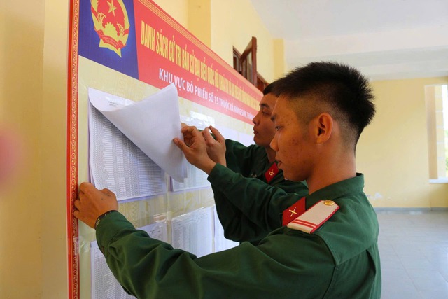 “Màu áo lính” hòa cùng ngày hội non sông- Ảnh 4. “Màu áo lính” hòa cùng ngày hội non sông- Ảnh 4.