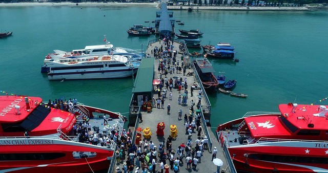 Một số tuyến tàu cao tốc ra đảo ở Quảng Ninh tăng giá vé- Ảnh 1.