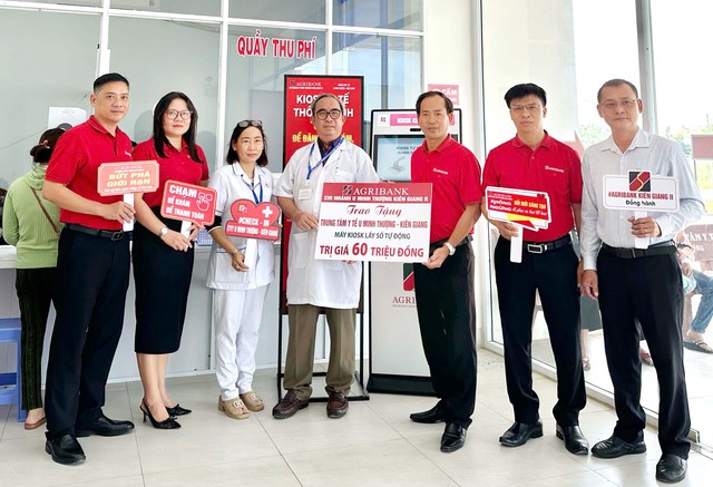 Agribank chi nhánh U Minh Thượng tặng máy Kiosk đăng ký khám chữa bệnh cho TTYT U Minh Thượng- Ảnh 2.