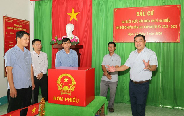 Giám đốc Sở Văn hoá, Thể thao và Du lịch TP Cần Thơ kiểm tra công tác bầu cử tại xã Thạnh Xuân- Ảnh 1.