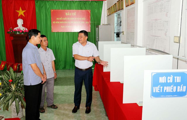 Giám đốc Sở Văn hoá, Thể thao và Du lịch TP Cần Thơ kiểm tra công tác bầu cử tại xã Thạnh Xuân- Ảnh 2.