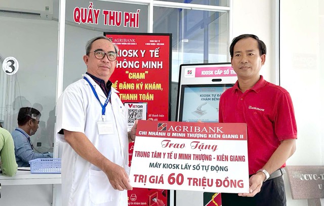 Agribank chi nhánh U Minh Thượng tặng máy Kiosk đăng ký khám chữa bệnh cho TTYT U Minh Thượng- Ảnh 1.