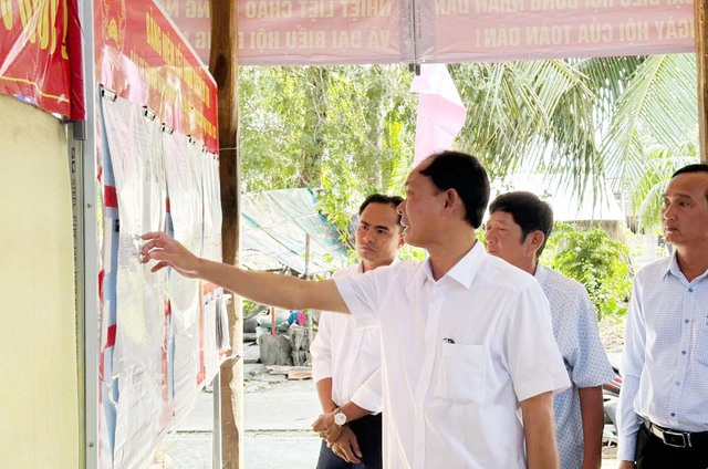 Bí thư Đảng uỷ xã Vĩnh Thuận Lê Văn Đủ kiểm tra các khu vực bỏ phiếu trước ngày bầu cử- Ảnh 5.