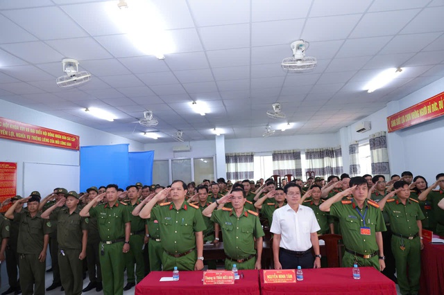 Tổ bỏ phiếu số 31, Công an phường Hưng Phú hoàn thành bầu cử sớm, sẵn sàng bảo vệ ngày hội toàn dân- Ảnh 1. Tổ bỏ phiếu số 31, Công an phường Hưng Phú hoàn thành bầu cử sớm, sẵn sàng bảo vệ ngày hội toàn dân- Ảnh 1.