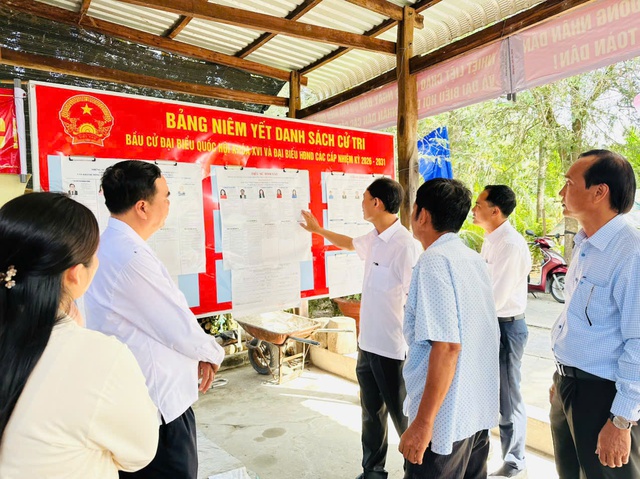Bí thư Đảng uỷ xã Vĩnh Thuận Lê Văn Đủ kiểm tra các khu vực bỏ phiếu trước ngày bầu cử- Ảnh 3.