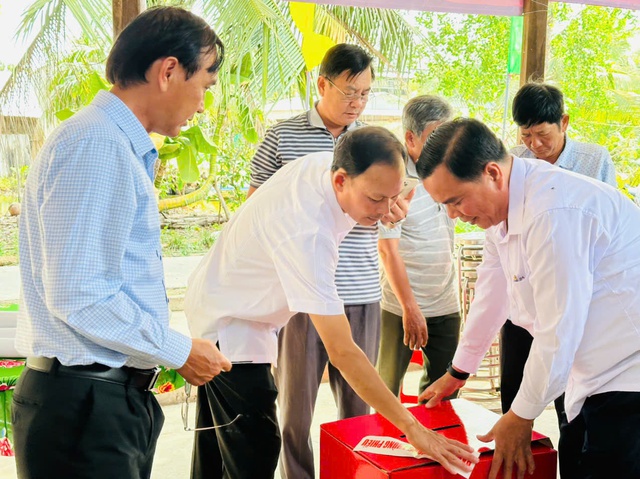 Bí thư Đảng uỷ xã Vĩnh Thuận Lê Văn Đủ kiểm tra các khu vực bỏ phiếu trước ngày bầu cử- Ảnh 4.