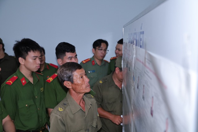 Tổ bỏ phiếu số 31, Công an phường Hưng Phú hoàn thành bầu cử sớm, sẵn sàng bảo vệ ngày hội toàn dân- Ảnh 3. Tổ bỏ phiếu số 31, Công an phường Hưng Phú hoàn thành bầu cử sớm, sẵn sàng bảo vệ ngày hội toàn dân- Ảnh 3.