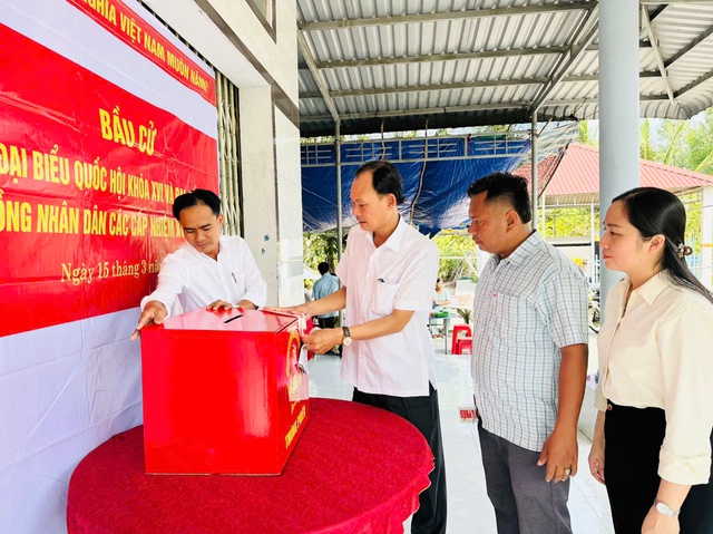 Bí thư Đảng uỷ xã Vĩnh Thuận Lê Văn Đủ kiểm tra các khu vực bỏ phiếu trước ngày bầu cử- Ảnh 2.