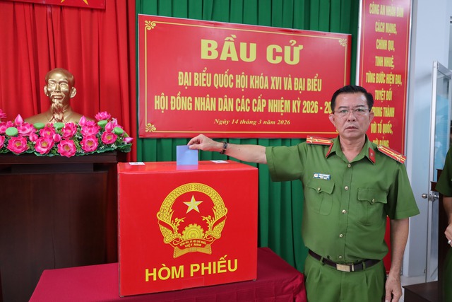 Tổ bỏ phiếu số 31, Công an phường Hưng Phú hoàn thành bầu cử sớm, sẵn sàng bảo vệ ngày hội toàn dân- Ảnh 4. Tổ bỏ phiếu số 31, Công an phường Hưng Phú hoàn thành bầu cử sớm, sẵn sàng bảo vệ ngày hội toàn dân- Ảnh 4.
