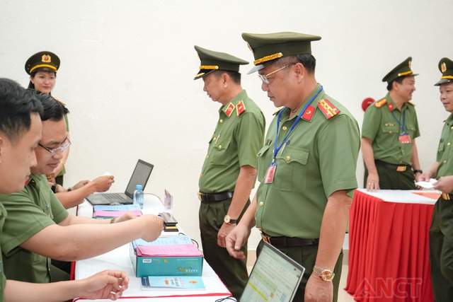 Công an TP Cần Thơ: Tập trung bảo vệ tuyệt đối an toàn ngày bầu cử- Ảnh 5. Công an TP Cần Thơ: Tập trung bảo vệ tuyệt đối an toàn ngày bầu cử- Ảnh 5.