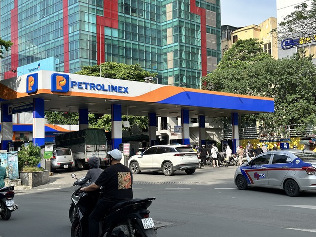 Chi mạnh quỹ bình ổn tới 5.000 đồng/lít, giữ nguyên giá xăng dầu- Ảnh 1. Chi mạnh quỹ bình ổn tới 5.000 đồng/lít, giữ nguyên giá xăng dầu- Ảnh 1.