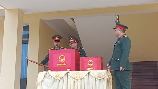 Hình ảnh cử tri đặc khu Bạch Long Vĩ phấn khởi đi bầu cử sớm- Ảnh 5.