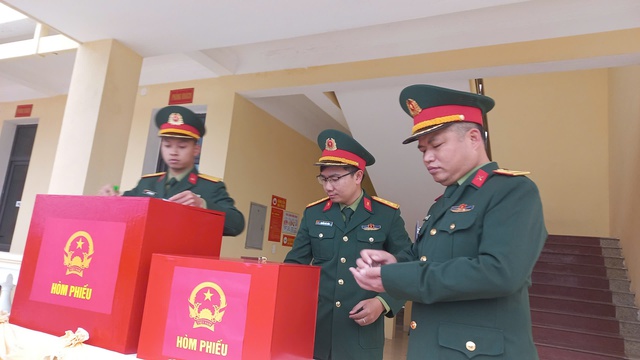 Hình ảnh cử tri đặc khu Bạch Long Vĩ phấn khởi đi bầu cử sớm- Ảnh 6.