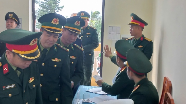 Hình ảnh cử tri đặc khu Bạch Long Vĩ phấn khởi đi bầu cử sớm- Ảnh 8.