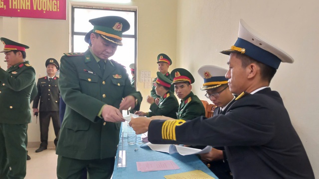 Hình ảnh cử tri đặc khu Bạch Long Vĩ phấn khởi đi bầu cử sớm- Ảnh 9.