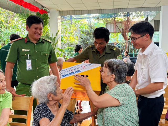 Thùng Phiếu bầu đến Viện dưỡng lão Tâm An: Người cao tuổi vui mừng thực hiện quyền công dân- Ảnh 1. Thùng Phiếu bầu đến Viện dưỡng lão Tâm An: Người cao tuổi vui mừng thực hiện quyền công dân- Ảnh 1.