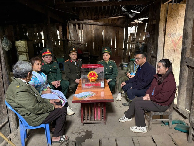 Bộ đội Biên phòng vững tay súng, trọn trách nhiệm trong ngày hội bầu cử- Ảnh 8.