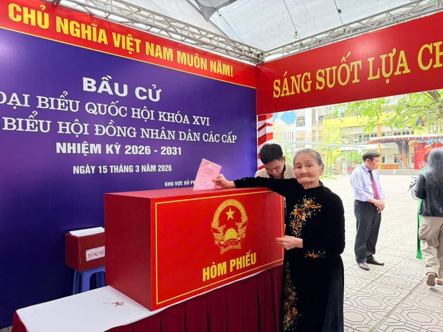 Cử tri Hà Nội hào hứng đi bầu cử trong "Ngày hội non sông"- Ảnh 9.