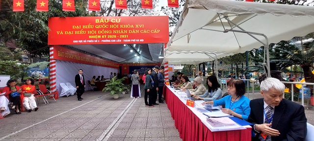 Cử tri Hà Nội hào hứng đi bầu cử trong "Ngày hội non sông"- Ảnh 7.