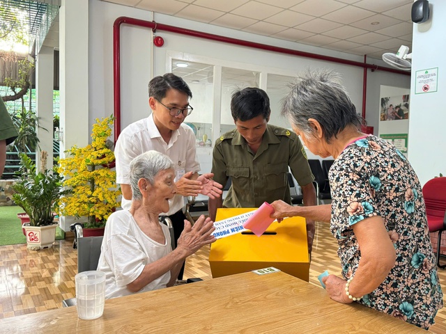 Thùng Phiếu bầu đến Viện dưỡng lão Tâm An: Người cao tuổi vui mừng thực hiện quyền công dân- Ảnh 2. Thùng Phiếu bầu đến Viện dưỡng lão Tâm An: Người cao tuổi vui mừng thực hiện quyền công dân- Ảnh 2.