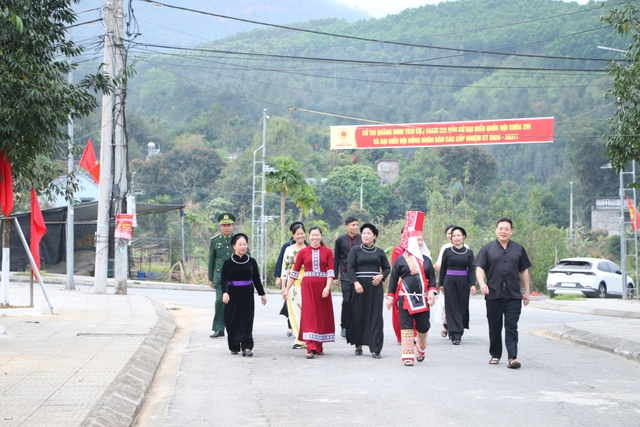 Người dân cả nước nô nức tham gia bầu cử, khẳng định quyền làm chủ của Nhân dân trên mỗi lá phiếu bầu- Ảnh 9. Người dân cả nước nô nức tham gia bầu cử, khẳng định quyền làm chủ của Nhân dân trên mỗi lá phiếu bầu- Ảnh 9.