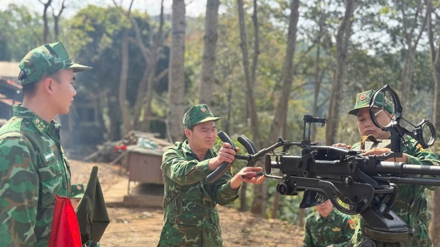 Bộ đội Biên phòng vững tay súng, trọn trách nhiệm trong ngày hội bầu cử- Ảnh 12.