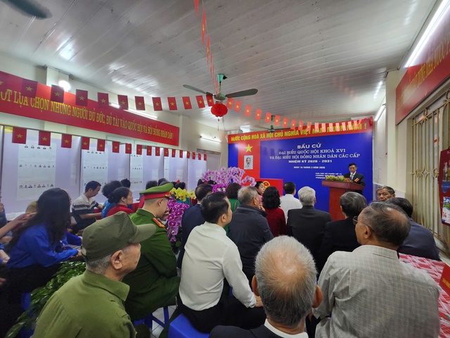 Cử tri Hà Nội hào hứng đi bầu cử trong "Ngày hội non sông"- Ảnh 1.