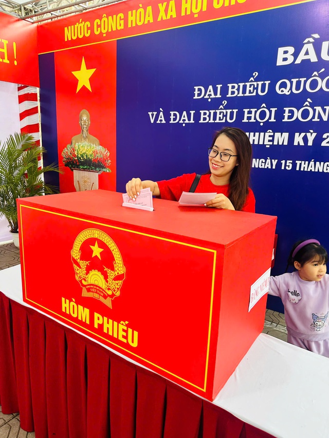 Cử tri Hà Nội hào hứng đi bầu cử trong "Ngày hội non sông"- Ảnh 8.