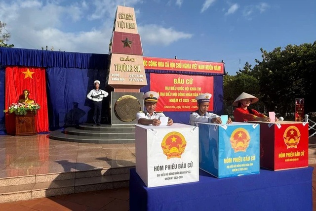Người dân cả nước nô nức tham gia bầu cử, khẳng định quyền làm chủ của Nhân dân trên mỗi lá phiếu bầu- Ảnh 12. Người dân cả nước nô nức tham gia bầu cử, khẳng định quyền làm chủ của Nhân dân trên mỗi lá phiếu bầu- Ảnh 12.