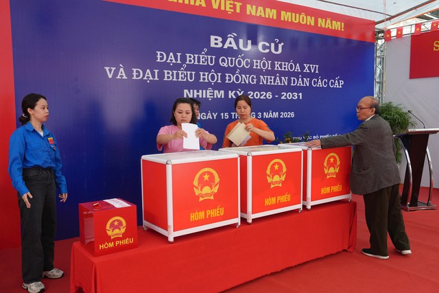 Cử tri Hà Nội hào hứng đi bầu cử trong "Ngày hội non sông"- Ảnh 10.