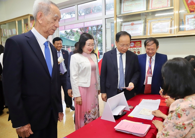 Hà Tĩnh: "Ngày hội non sông" rực rỡ sắc màu dân chủ, gần 1 triệu cử tri nô nức thực hiện quyền công dân- Ảnh 3.