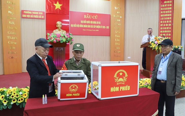 Hà Tĩnh: "Ngày hội non sông" rực rỡ sắc màu dân chủ, gần 1 triệu cử tri nô nức thực hiện quyền công dân- Ảnh 10.