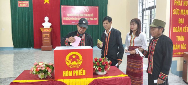 Hà Tĩnh: "Ngày hội non sông" rực rỡ sắc màu dân chủ, gần 1 triệu cử tri nô nức thực hiện quyền công dân- Ảnh 8.