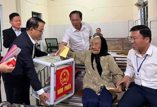 Hà Tĩnh: "Ngày hội non sông" rực rỡ sắc màu dân chủ, gần 1 triệu cử tri nô nức thực hiện quyền công dân- Ảnh 9.