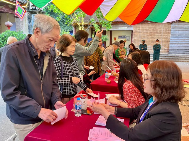 Cử tri Hà Nội hào hứng đi bầu cử trong "Ngày hội non sông"- Ảnh 6.