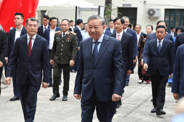 Người dân cả nước nô nức tham gia bầu cử, khẳng định quyền làm chủ của Nhân dân trên mỗi lá phiếu bầu- Ảnh 1. Người dân cả nước nô nức tham gia bầu cử, khẳng định quyền làm chủ của Nhân dân trên mỗi lá phiếu bầu- Ảnh 1.