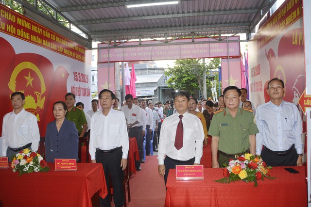 Bộ trưởng Bộ Nội vụ Đỗ Thanh Bình dự khai mạc và bỏ phiếu bầu cử tại xã Vĩnh Phong, tỉnh An Giang- Ảnh 1.