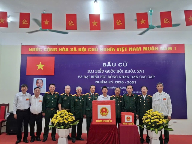 Gần 79 triệu cử tri cả nước hân hoan trong "Ngày hội non sông - Lá phiếu của niềm tin và khát vọng phát triển"- Ảnh 4. Gần 79 triệu cử tri cả nước hân hoan trong "Ngày hội non sông - Lá phiếu của niềm tin và khát vọng phát triển"- Ảnh 4.