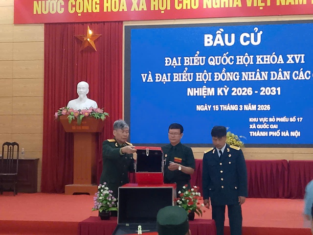 Gần 79 triệu cử tri cả nước hân hoan trong "Ngày hội non sông - Lá phiếu của niềm tin và khát vọng phát triển"- Ảnh 7. Gần 79 triệu cử tri cả nước hân hoan trong "Ngày hội non sông - Lá phiếu của niềm tin và khát vọng phát triển"- Ảnh 7.