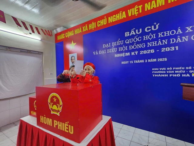 Gần 79 triệu cử tri cả nước hân hoan trong "Ngày hội non sông - Lá phiếu của niềm tin và khát vọng phát triển"- Ảnh 10. Gần 79 triệu cử tri cả nước hân hoan trong "Ngày hội non sông - Lá phiếu của niềm tin và khát vọng phát triển"- Ảnh 10.