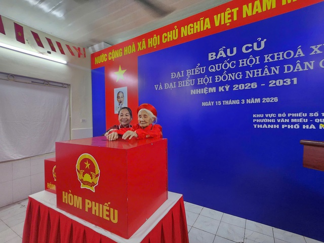 Gần 79 triệu cử tri cả nước hân hoan trong "Ngày hội non sông - Lá phiếu của niềm tin và khát vọng phát triển"- Ảnh 11. Gần 79 triệu cử tri cả nước hân hoan trong "Ngày hội non sông - Lá phiếu của niềm tin và khát vọng phát triển"- Ảnh 11.