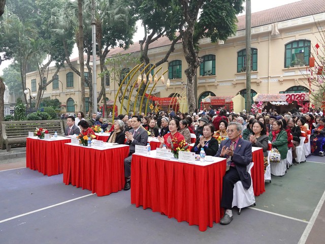 Bệnh viện Đa khoa Xanh Pôn tổ chức gặp mặt, chúc tết cán bộ công tác tại Bệnh viện qua các thời kỳ nhân dịp Xuân Bính Ngọ 2026- Ảnh 1.